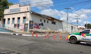 Conquista: Abandonada e sob risco de desmoronamento, antiga delegacia da Praça Sá Barreto será demolida
