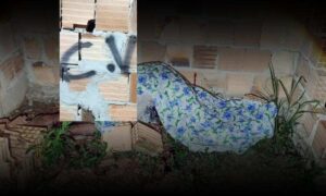 Brutal: Garoto de 17 anos é retirado de barraco, executado com vários disparos e grupo picha sigla de facção nas paredes