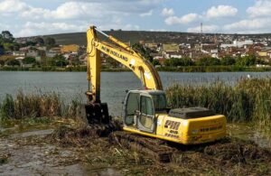 Prefeitura de Vitória da Conquista retoma limpeza de material orgânico da Lagoa das Bateias e realiza outras intervenções no parque