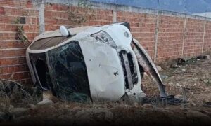 Atenção: Motorista se assusta com cachorro na pista, perde controle e capota o carro, que foi parar em um muro