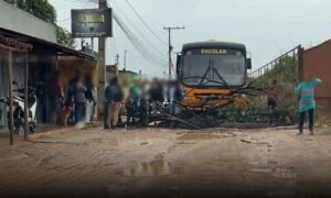 Conquista: Revoltados com lamaçal após as chuvas, moradores bloqueiam rua no bairro Vila Elisa, na tarde desta terça-feira