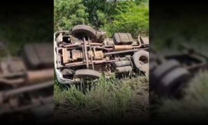 Susto na BA-263: Caminhão de materiais de construção despenca em ribanceira. Vídeo mostra local do acidente