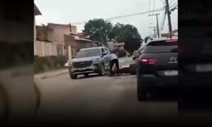 VÍDEO: Colisão entre motocicleta e SUV foi registrado nesta tarde, no bairro Boa Vista, em Vitória da Conquista