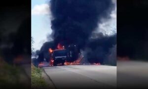 Urgente: Vídeo mostra carretas pegando fogo nesta tarde na BR-116 em Poções. Pistas foram interditadas
