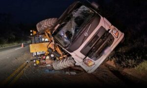 Atenção: Acidente foi registrado na BR-116. Máquina motoniveladora se desprendeu de caminhão-prancha