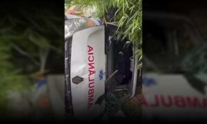 Ambulância capota após ser atingida por caminhão. Mãe, filha e motorista foram hospitalizados. Novas informações