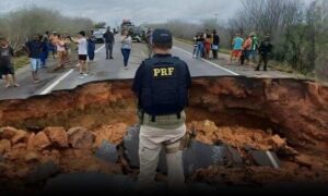 DNIT age rápido e libera tráfego na rodovia BR-116, após cratera aparecer nas duas pistas. Reparos prosseguem