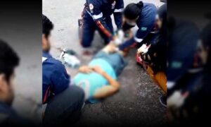 Urgente: Mulher acaba de ser atropelada, na manhã desta terça-feira. SAMU foi acionado. Saiba o estado da vítima