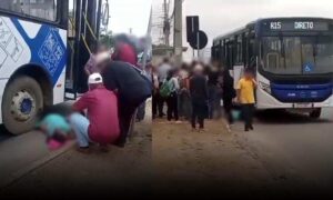 Urgente: Mulher é atingida e arrastada por ônibus coletivo nesta manhã, em Vitória da Conquista. Veja as imagens