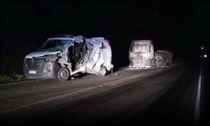 Atenção: Carreta sofre pane mecânica, pega fogo e ambulância acaba colidindo. Mãe e criança estavam no veículo