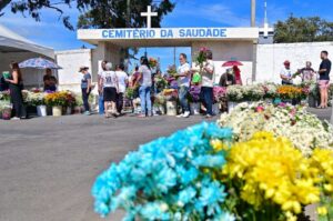 FOTOS: Cemitérios de Vitória da Conquista recebem milhares de visitantes neste Dia de Finados