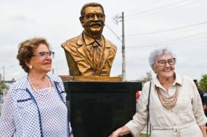 Centenário de José Pedral Sampaio: Ex-prefeito de Conquista é homenageado com entronização de busto e selo institucional