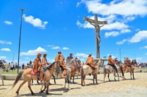 FOTOS: Diante do Cristo, 1ª Missa do Vaqueiro reuniu fiéis em celebração à fé e aos 185 anos de Vitória da Conquista