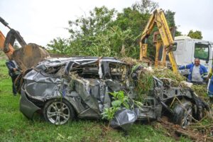 Conquista: Imagens mostram retirada de veículo “engolido” por bueiro. PMVC segue monitorando áreas afetadas