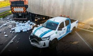 Região: Viatura do Dnit se envolve em acidente com carreta na BR-116. Tráfego foi interrompido nas duas pistas