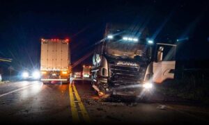 Urgente: Tráfego é interrompido nesta madrugada após grave colisão entre carro e caminhão na BR-116