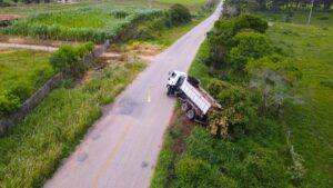 Atenção: Caminhão caçamba desceu ladeira e quase tombou na manhã deste domingo, na região de Vitória da Conquista