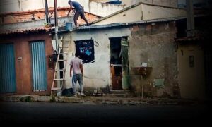 Perigo em Conquista: Homem arrisca a vida tentando apagar incêndio em poste de residência, no bairro Cruzeiro