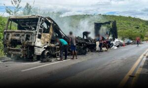 Incêndio destrói carreta carregada de doces e paralisa trânsito na BR-116. Veículo teria sofrido pane elétrica