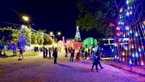 FOTOS: Parque Municipal Lagoa das Bateias, em Vitória da Conquista, ganha iluminação de Natal e encanta visitantes