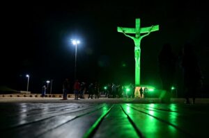 FOTOS: Após revitalização da área, PMVC instala iluminação cênica em LED no monumento do Cristo de Mário Cravo