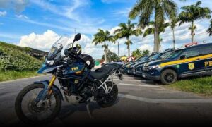 Operação “Duas Rodas” da PRF fiscalizou motocicletas e saque de cargas na BR-116, nesta sexta-feira