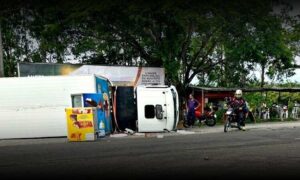 VÍDEO: Caminhão baú que saiu de Vitória da Conquista tombou na BA-263, na manhã desta terça-feira