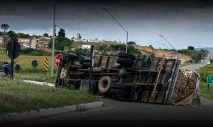 Atenção: Após ficar sem controle, caminhão tombou na BR-116. Saiba o que aconteceu com o motorista