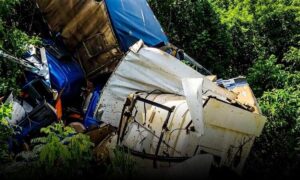 Urgente: Identificada a mulher que morreu após carreta tombar em ribanceira na BR-116. Marido e filho hospitalizados