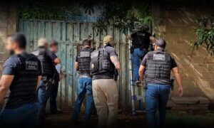 Atenção: Operação da Polícia Civil localiza suposta fábrica clandestina de bebidas em Vitória da Conquista