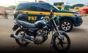 Homem é detido pela PRF na BR-116, pilotando “cabritinha adulterada”. Ele pagou R$ 6 mil pela moto