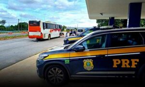 Conquista: Motorista de ônibus vindo de Inhobim, flagrado sem a CNH “D”, é autuado pela PRF na BR-116
