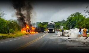 Urgente: Carreta tombou e pegou fogo na BR-116, na manhã desta segunda-feira. PRF e DNIT no local