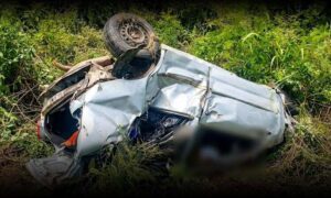 Trágico: Duas pessoas morreram no capotamento desta tarde na BR-116, em Vitória da Conquista