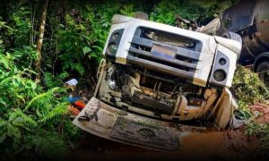 Tragédia: Caminhoneiro de Vitória da Conquista morre em acidente na tarde deste domingo, no norte de Minas Gerais