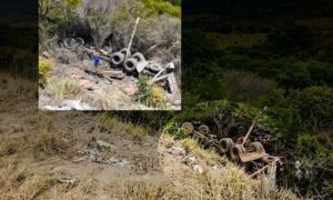 Atenção: Motorista morreu após caminhão despencar em ribanceira próximo à Caraíbas. DPT no local