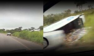 VÍDEO: Caminhão baú da empresa Teiú sai da pista e tomba na BA-263, sentido Vitória da Conquista