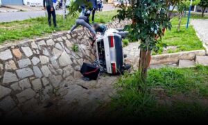 Urgente: Veículo despenca em valeta e mobiliza moradores na Zona Oeste de Vitória da Conquista