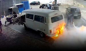 Perigo: Kombi pega fogo em posto de combustíveis neste domingo. Vídeo mostra correria e desespero