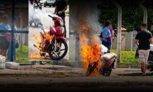 VÍDEO: Motocicleta é consumida pelas chamas em movimentada avenida. Veículo não tinha seguro