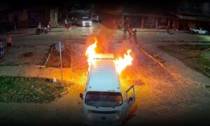 VÍDEO: Veja o momento em que Kombi pega fogo e é consumida pelas chamas, nesta noite na região