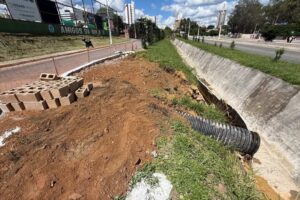 Conquista: PMVC realiza limpeza de canais e executa contenção preventiva na Avenida Luís Eduardo Magalhães