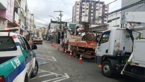 Prefeitura de Vitória da Conquista interdita rua no centro da cidade, para substituição de poste danificado