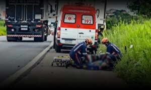 Conquista: Condutor é socorrido após acidente entre duas motos nesta manhã no Anel Viário. SAMU no local