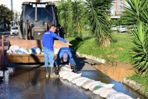 Prefeitura de Vitória da Conquista realiza reparos nas vias afetadas pela tempestade desta quinta-feira