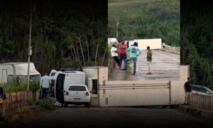 VÍDEO: Caminhão tomba no início desta manhã, em cima de ponte sobre o Rio Pardo, e bloqueia trânsito na região