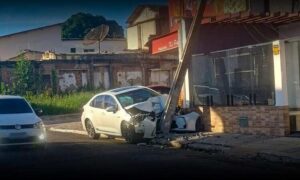 Conquista: Coelba age rápido após poste quase cair em colisão de automóvel na Avenida Siqueira Campos