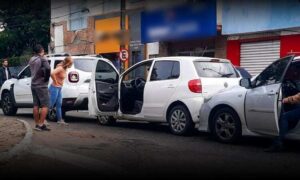 Conquista: Colisão entre três veículos deixou trânsito complicado nesta manhã, na Pracinha do Gil