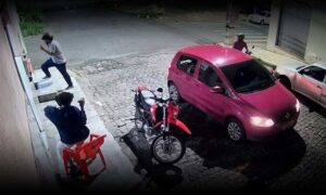 VÍDEO: Veja o momento em que rapaz sofre vários disparos em frente a um bar, nesta noite em Brumado