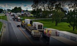 Desesperador: Diesel encosta nos R$ 8 na Bahia e caminhoneiros adiam greve após Lula assinar “MP do frete”